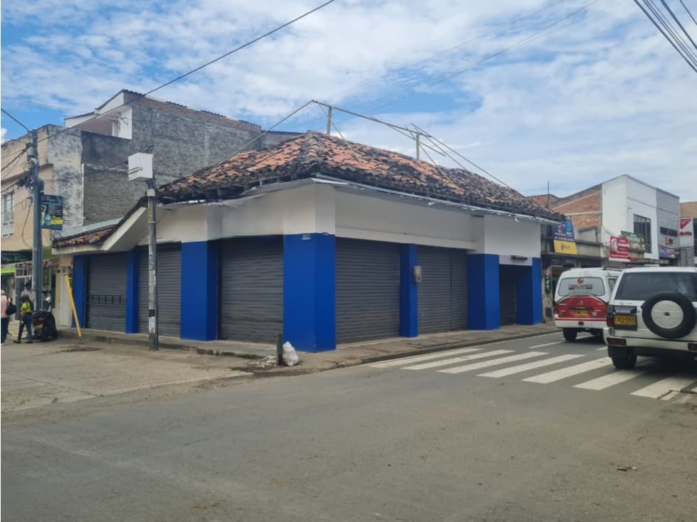 Propiedad esquinera en venta con locales comerciales - 1