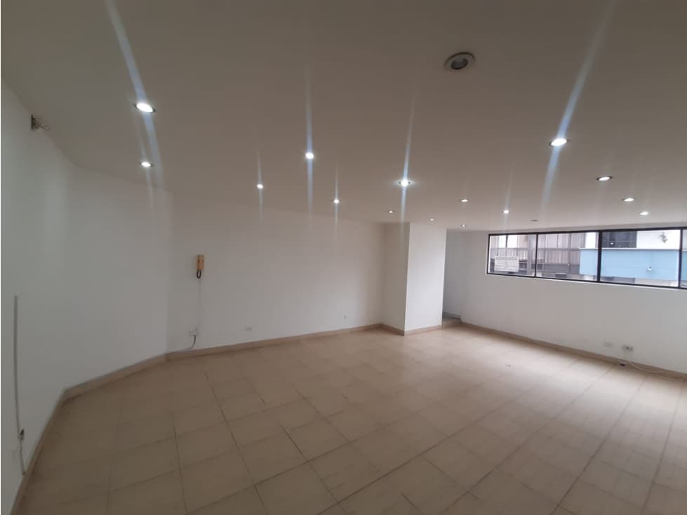 OFICINA EN RENTA - SECTOR CENTRO, CONJUNTO SANTILLANA Y DEL CARRIÓN - 1