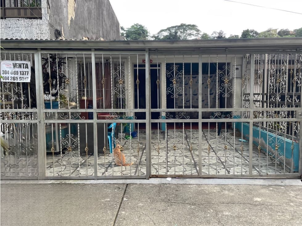 CASA EN VENTA O CAMBIO - SECTOR POBLADO 1, EN LA VÍA PRINCIPAL - 1