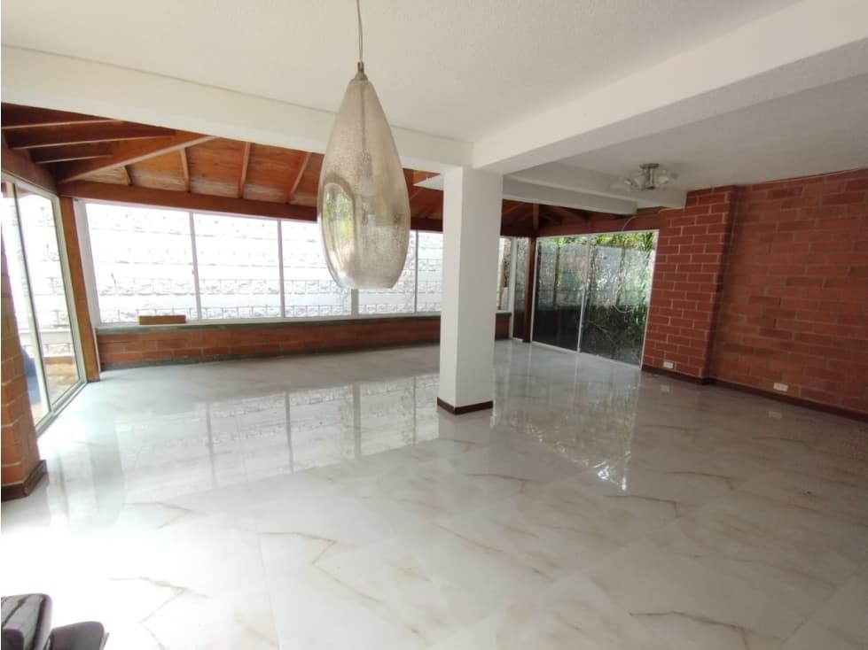 Casa en Arriendo en Estrella Sector Suramérica - 1