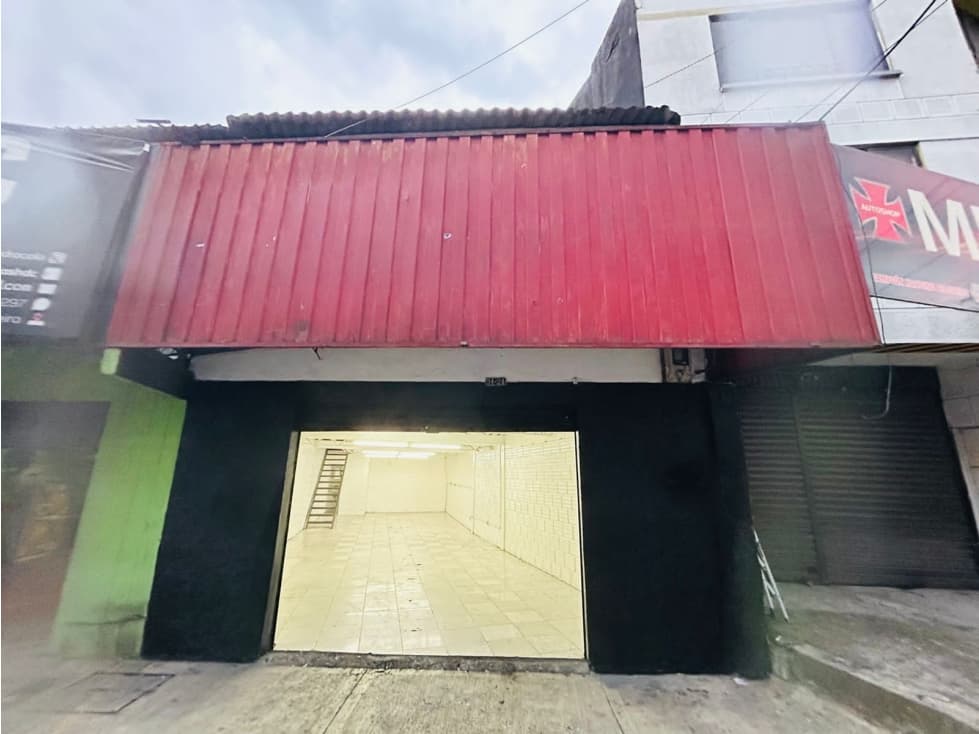 EN RENTA LOCAL CON MEZZANINE A UNA CUADRA DE LA 30 DE AGOSTO CON 35 - 1