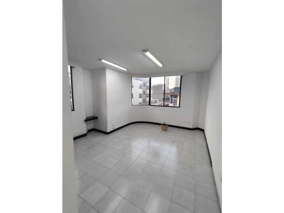 SE RENTA OFICINA EN PEREIRA CON EXELENTE UBICACION - 1