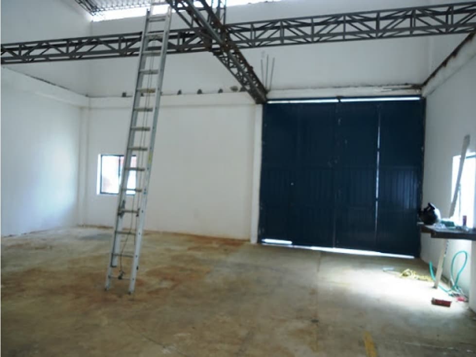 BODEGA ESQUINERA DOBLE ALTURA EN VENTA EN LA CANDELARIA - 1