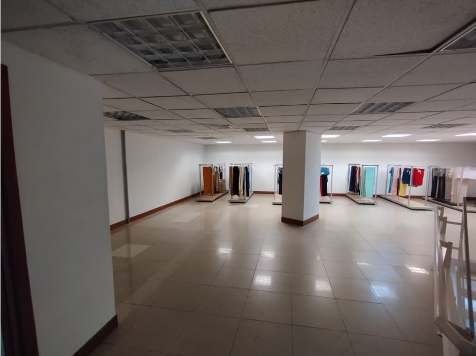 SE VENDE LOCAL COMERCIAL EN COSMOCENTRO - YP - 6439992 - 1