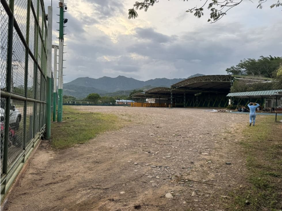 SE ARRIENDA ESPECTACULAR BODEGA - 1