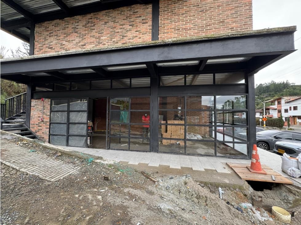 Local en Alquiler Sector Bicentenario El Retiro - 1