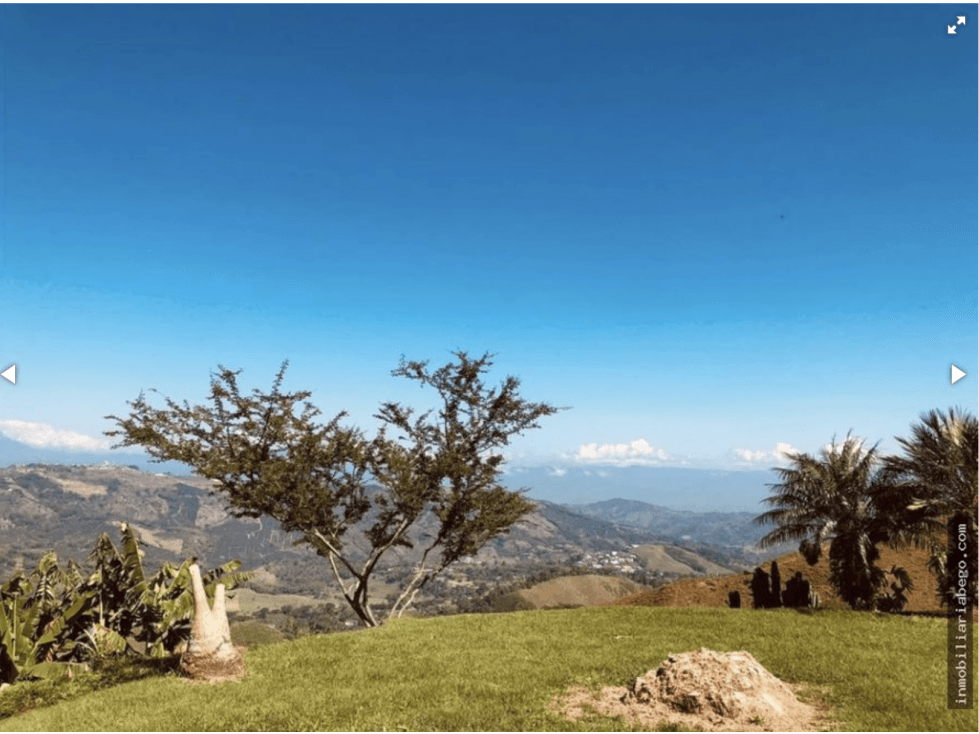 Gorgeous Country House with 10,000 m2 lot Asking $1,780 milliones COP - 1