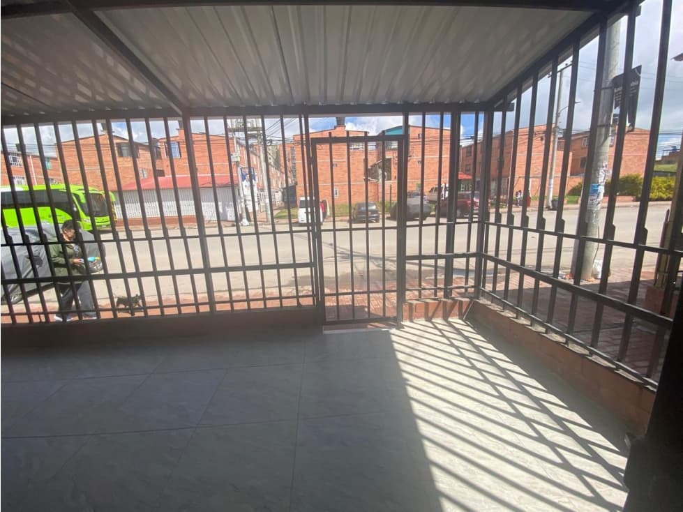 SE ARRIENDA CASA CON LOCAL EN PARQUES DE SANTA MARIA EN MADRID - 1