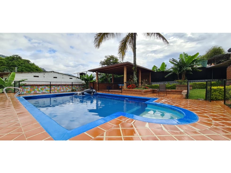 VENDO CABAÑA AMPLIA EN CHINACOTA - 1