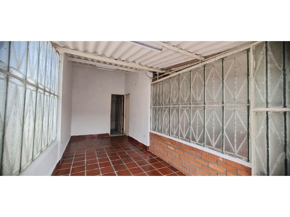 ARRIENDO LOCAL CENTRAL ESQUINERO EN CHINACOTA - 1