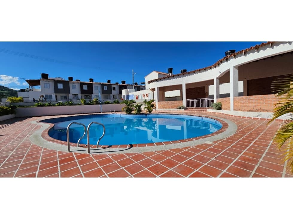 ARRIENDO CASA EN CONJUNTO CERRADO DE CHINACOTA - 1