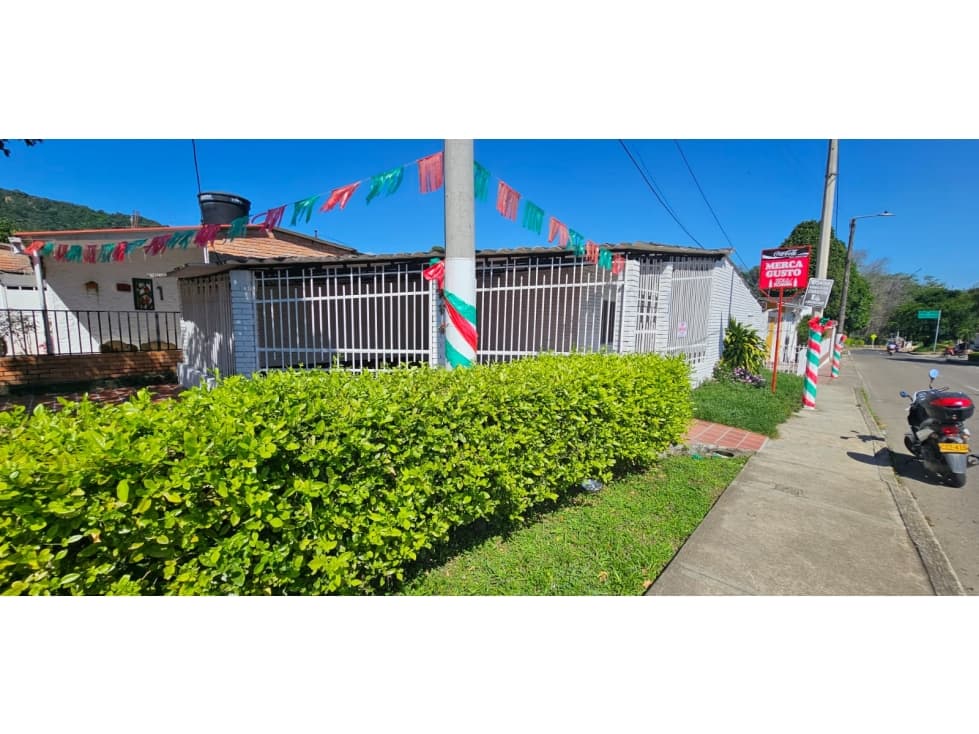 ARRIENDO CASA ESQUINERA EN CHINACOTA - 1