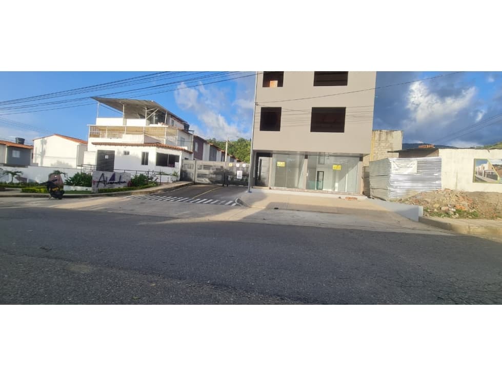 ARRIENDO LOCALES COMERCIALES PARA ESTRENAR EN CHINACOTA - 1