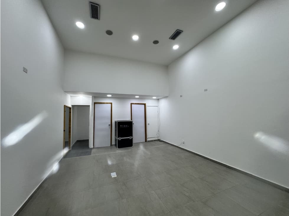 Alquilo local en centro comercial americano - 1