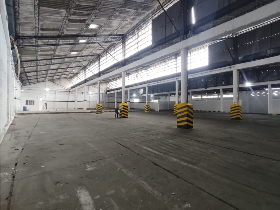 ALQUILER BODEGA 2600 MT2 TRONCAL CALI VALLE - 1