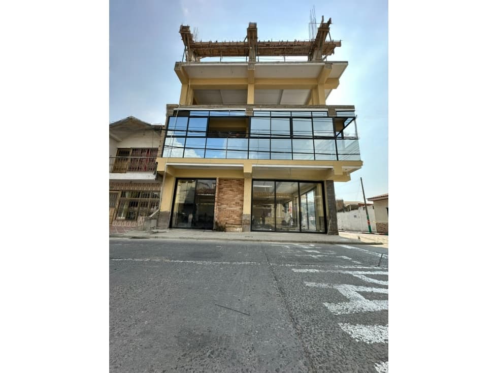 LOCAL ESQUINERO AMPLIO ALQUILER EN EL CENTRO DE YUMBO PARA ESTRENAR - 1