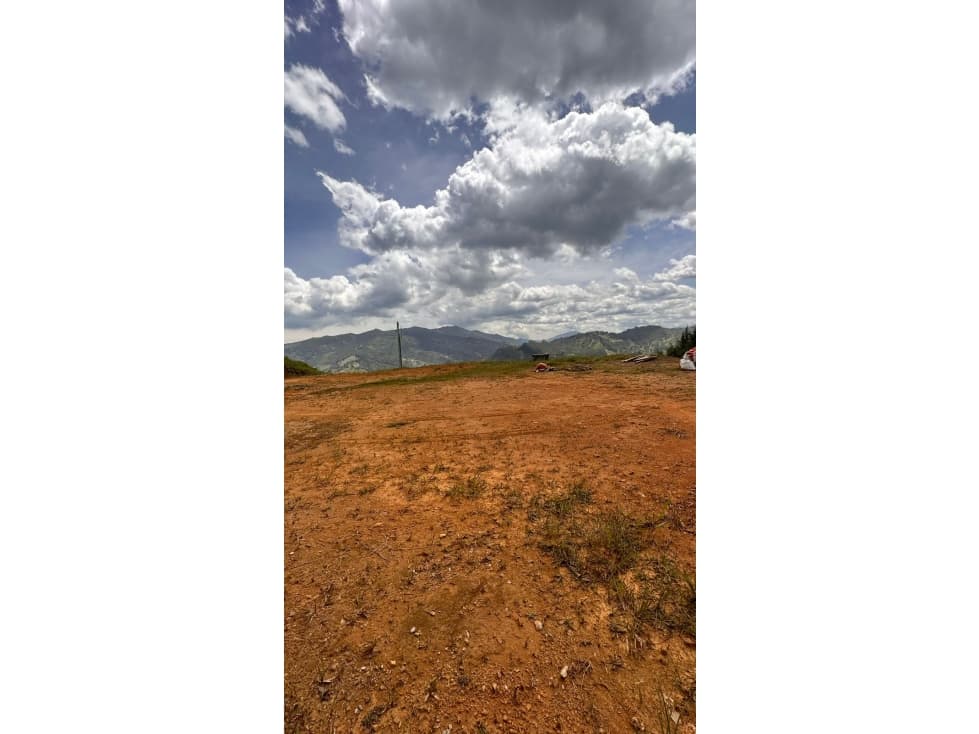 Amplio lote en venta en Caldas - 1