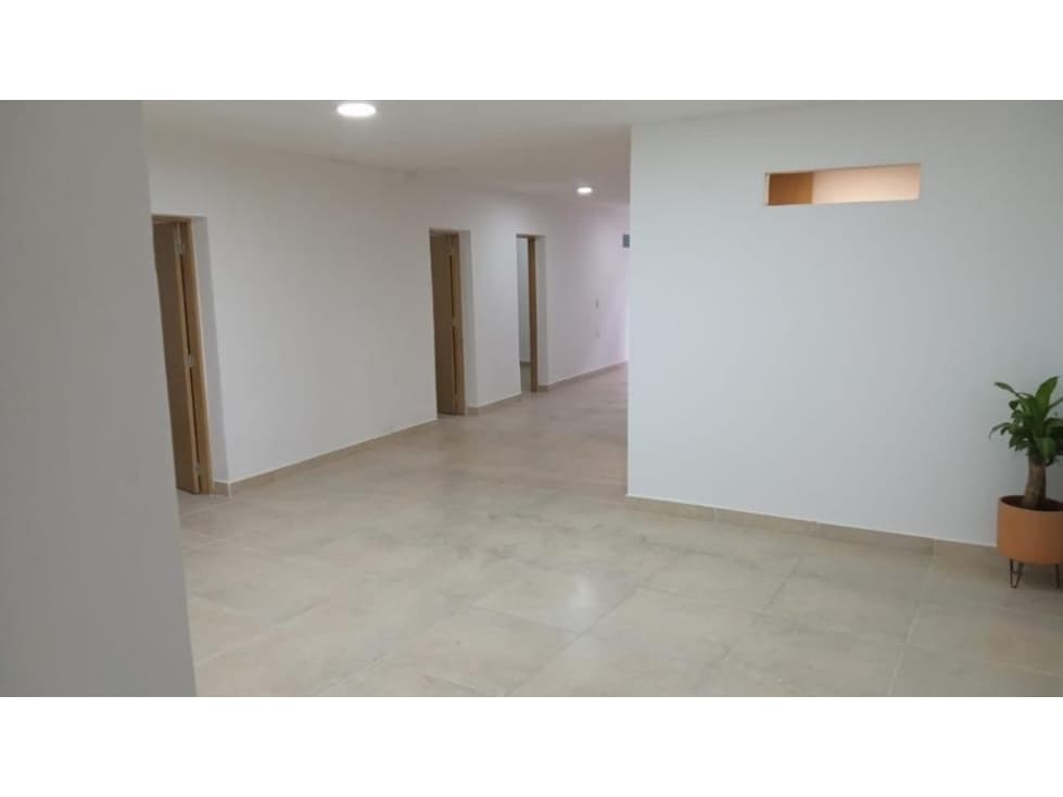 Amplia casa recién remodelada en venta en Itaguí - 1