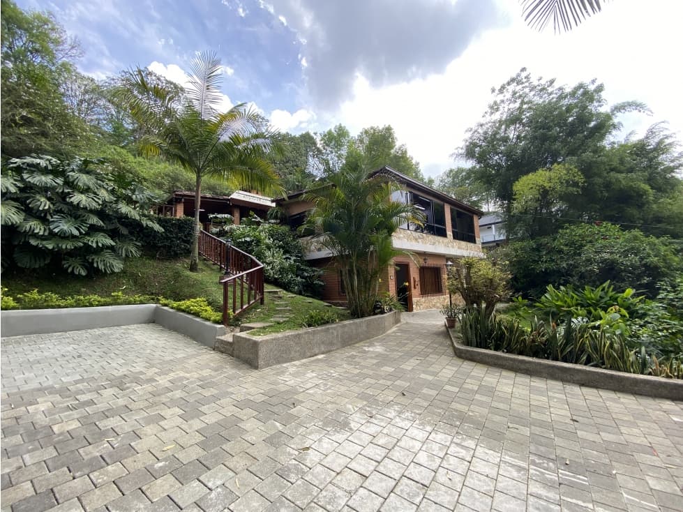 Hermosa Casa Finca en el Poblado - 1