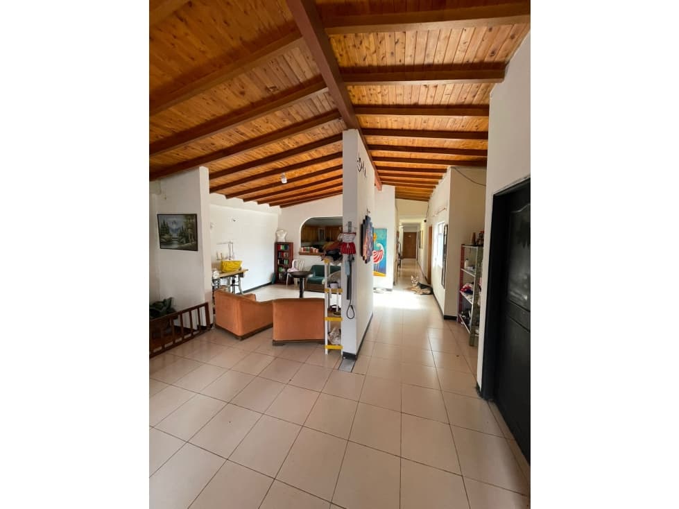 Amplia casa en venta en Itaguí - 1