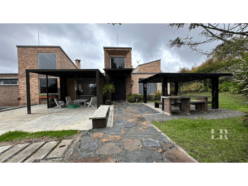 Hermosa casa en el alto de las palmas - 1