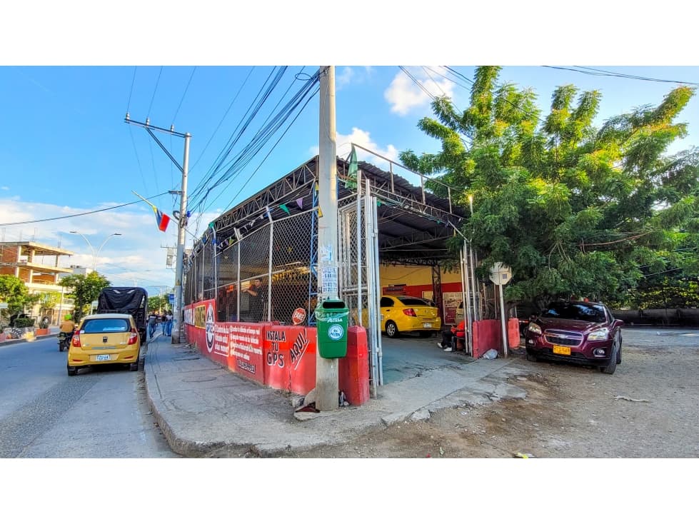 Excelente Propiedad para Proyecto Comercial - 1