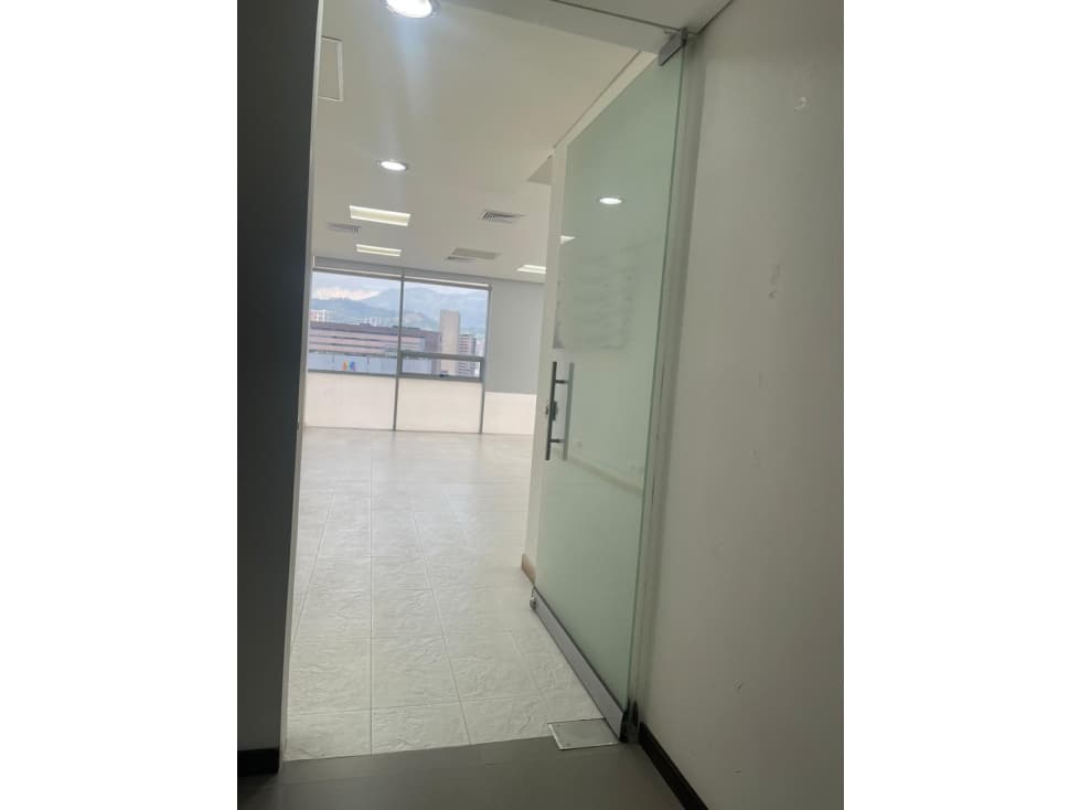 Vende Oficina Piso alto linda vista cerca Mayorca-Envigado - 1