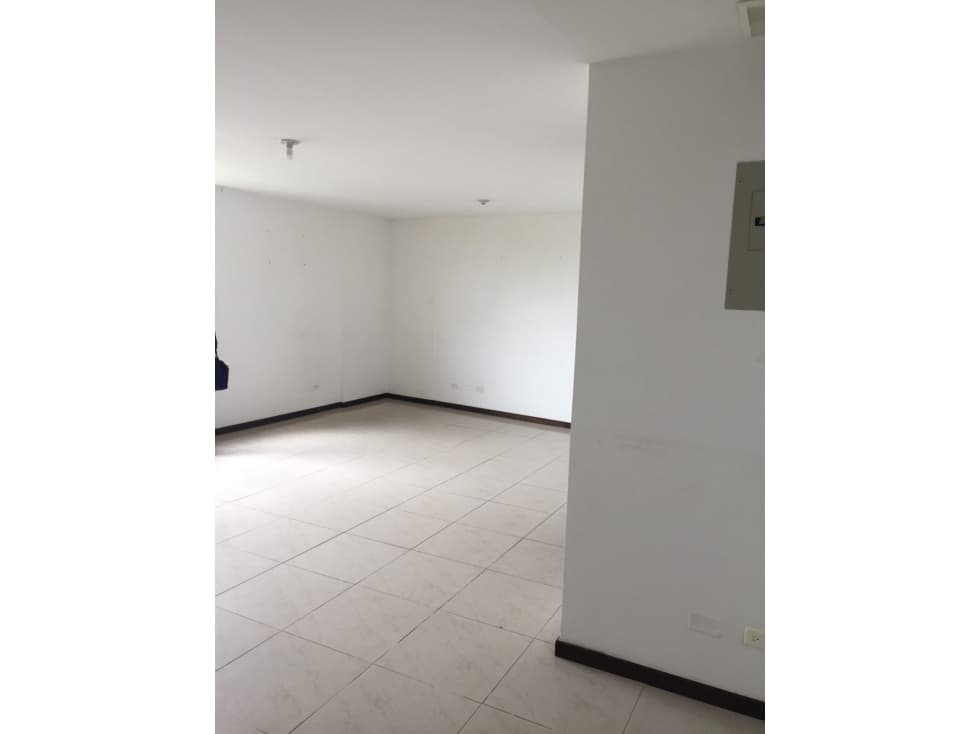 ARRIENDO OFICINA CERCA AEROPUERTO J.M.C - 1
