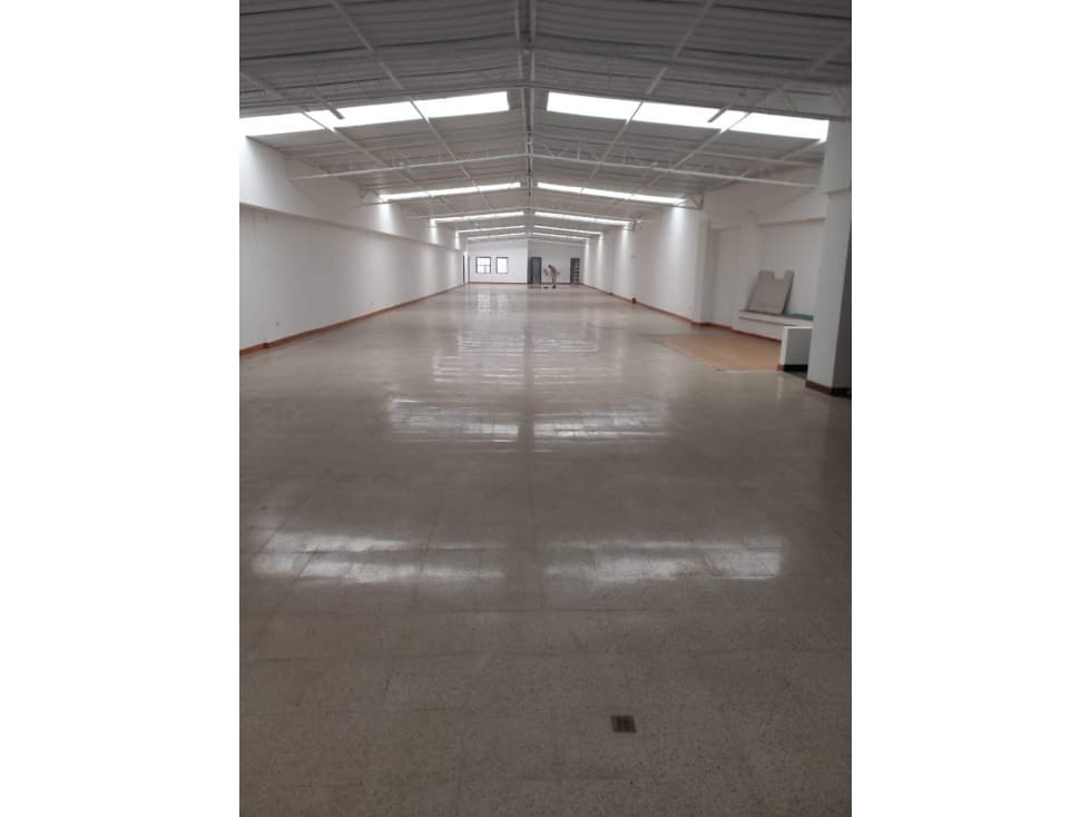 LOCAL U OFICINA EN LA PLAYA CON EL PALO (CENTRO) - 1