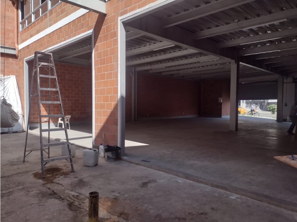 SE ARRIENDA BODEGA GRANDE EN LA AMERICA - 1