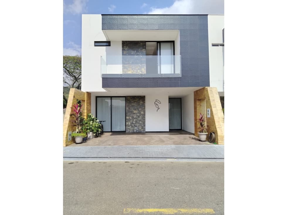 CASA DE LUJO A LA VENTA CONJUNTO CERRADO SECTOR PORTICO - 1