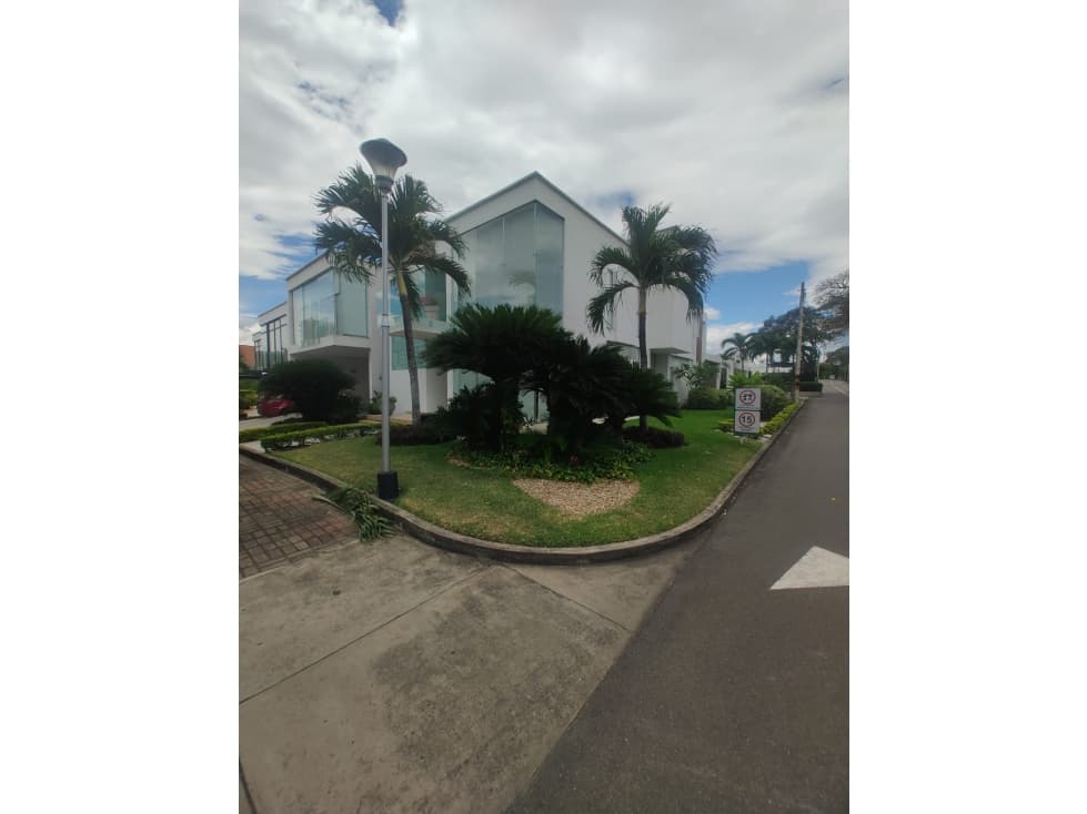 CASA DE LUJO A LA VENTA EN CONJUNTO CERRADO DE LOS PATIOS - 1