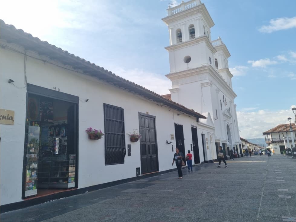 LOCAL PARQUE PRINCIPAL GIRON - 1