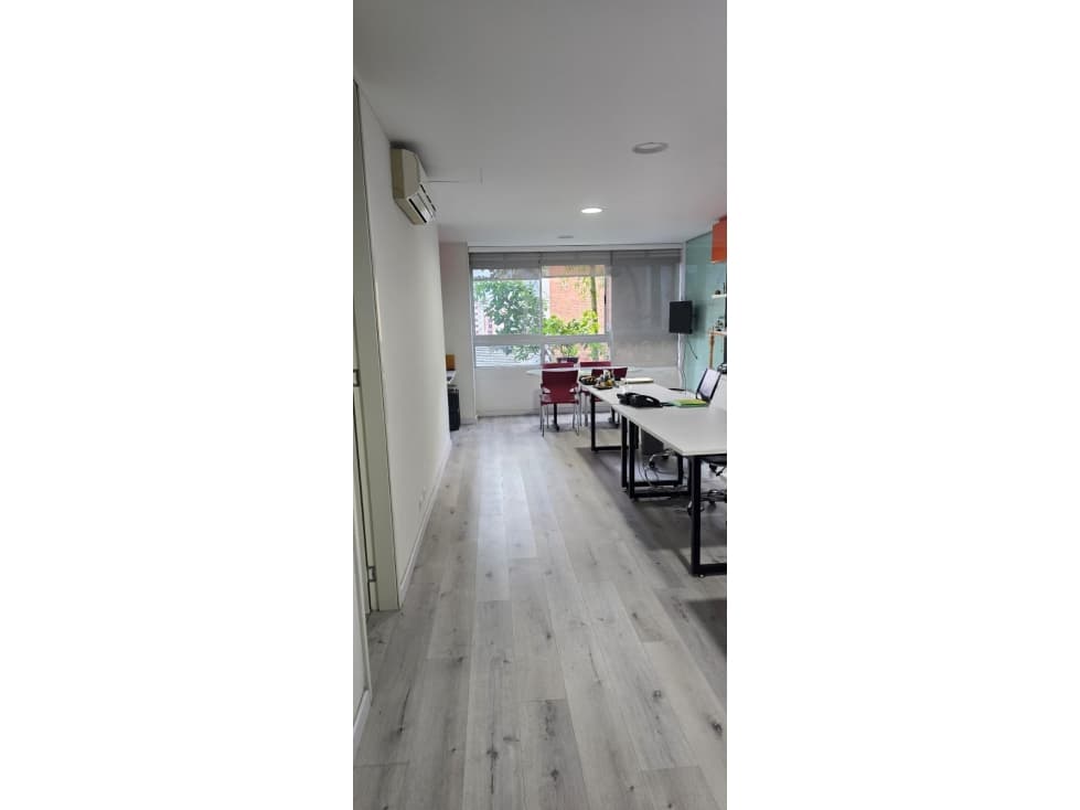 OFICINA AMOBLADA EN PALMAS PARA RENTA SIN RUIDO Y RODEADA DE VERDE - 1