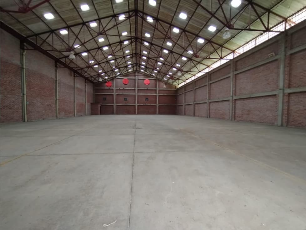 ARRIENDO BODEGA INDUSTRIAL UBICADA EN VILLAVICENCIO - 1