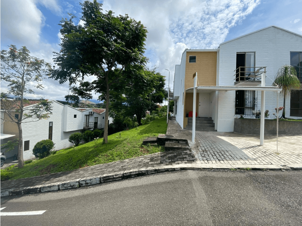 Casa esquinera en Conjunto Residencial Coralina, Av. Sur, Pereira!!! - 1