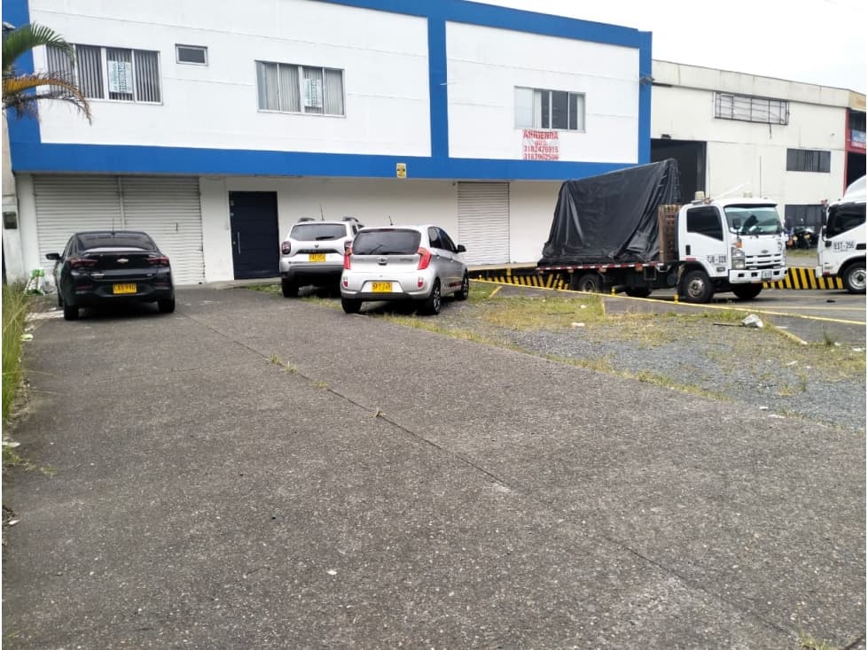 Bodega 2.800 m² en Avenida del Pollo Se Renta Total o Parcial - 1