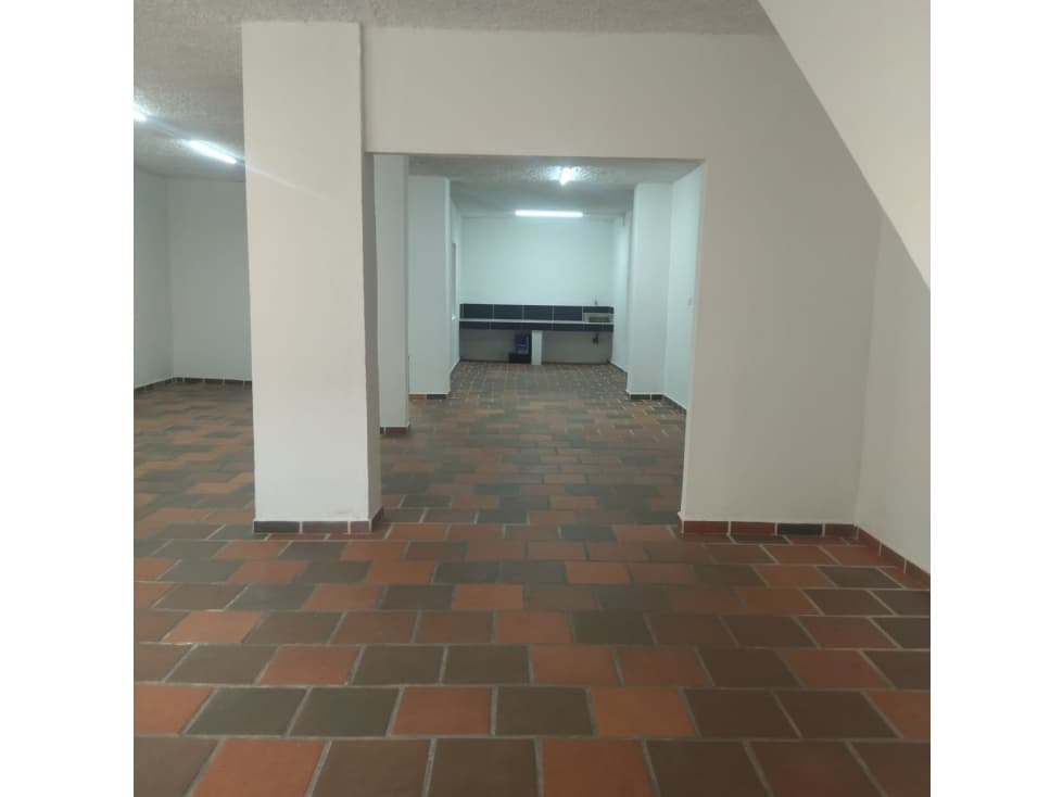 ARRIENDO LOCAL CON BODEGA EN COPACABANA - 1