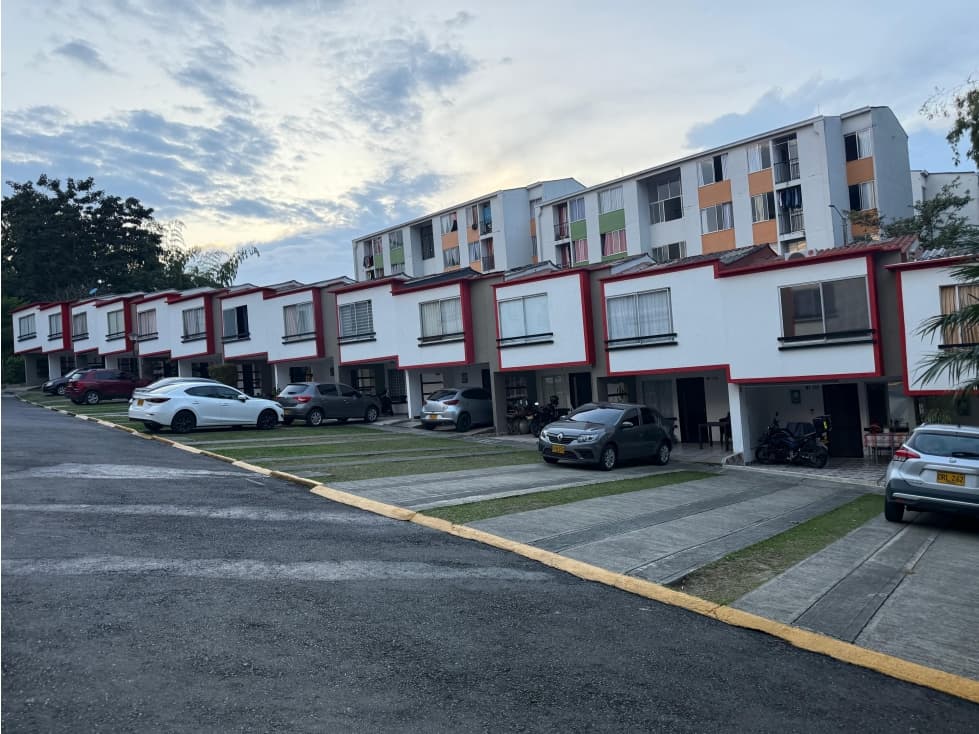 Casa dúplex en conjunto cerrado + renta activa + zonas sociales - 1