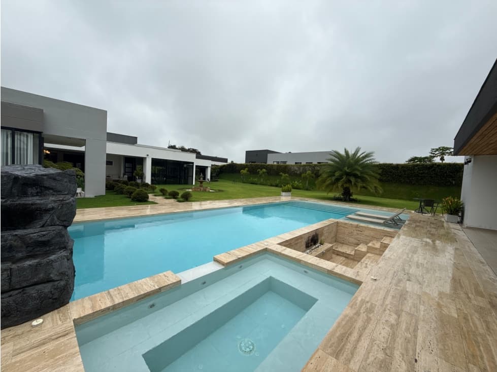 CASA EN RENTA EN CERRITOS CON PISCINA, JACUZZI + ZONAS SOCIALES - 1