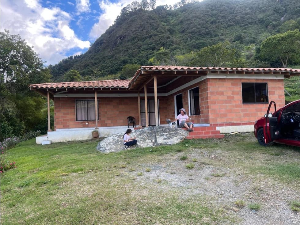 SE ARRIENDA CASA EN COPACABANA, SECTOR EL ZARZAL. - 1