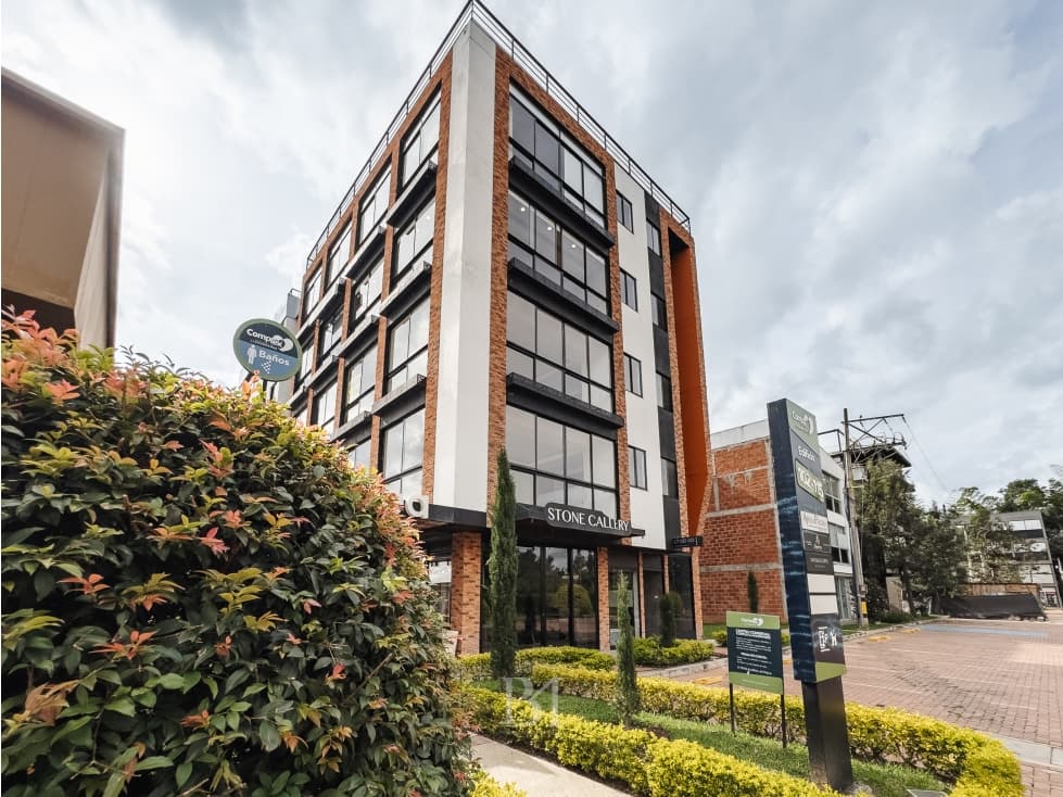 EDIFICIO COMERCIAL EN EL COMPLEX DE LLANOGRANDE - 1