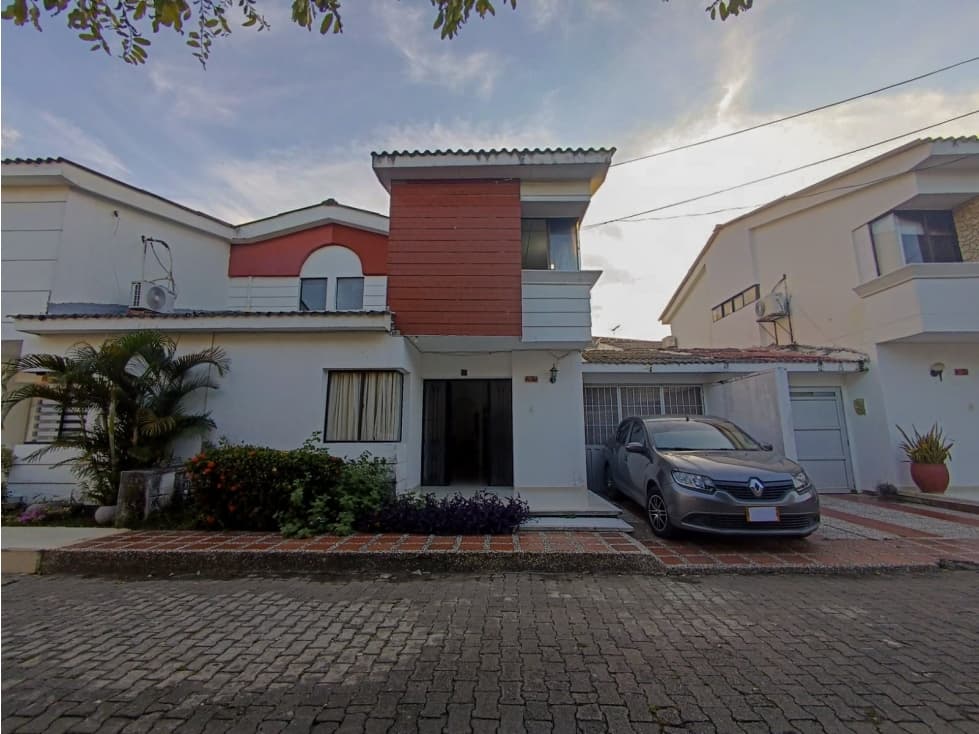 VENTA DE CASA DE DOS PISOS EN ALTOS DEL COUNTRY - 1