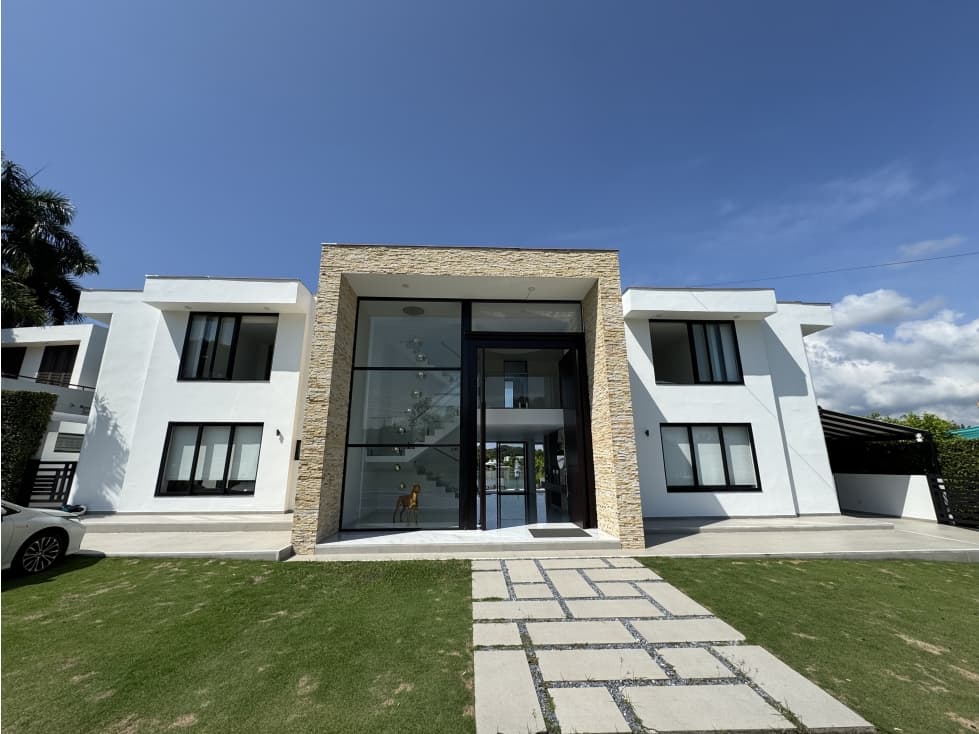 Venta de Espectacular Casa de Lujo en Lagos del Peñón Girardot - 1