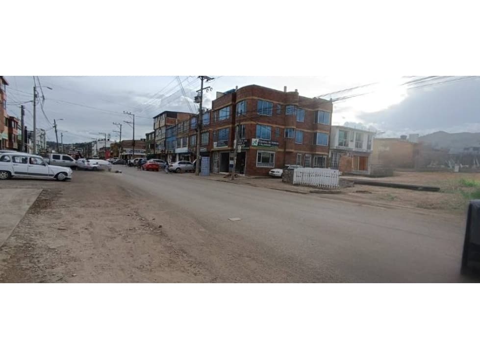 PREDIO COMERCIAL / RESIDENCIAL EN UBATE - 1