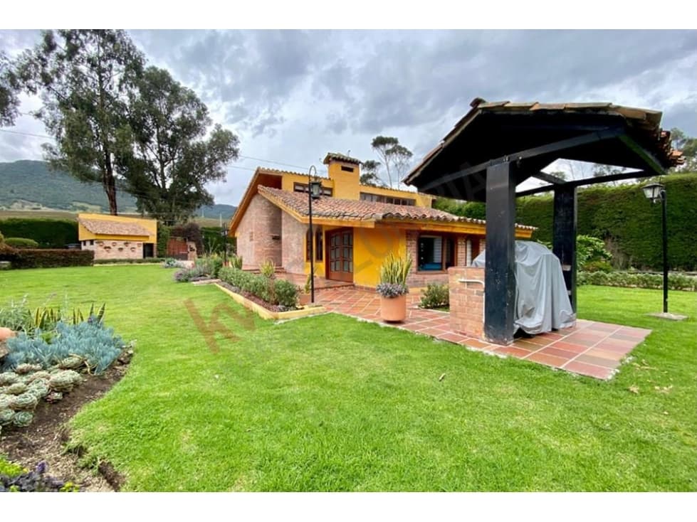 HERMOSA Y ACOGEDORA CASA CAMPESTRE CON GENEROSA ÁREA - 1