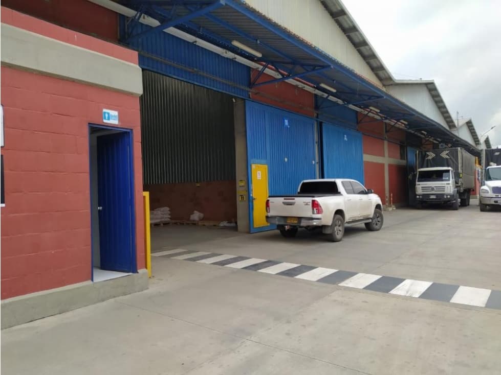 ARRIENDO BODEGA 687.5 M2 MADRID, CUND. PARQUE INDUSTRIAL - 1