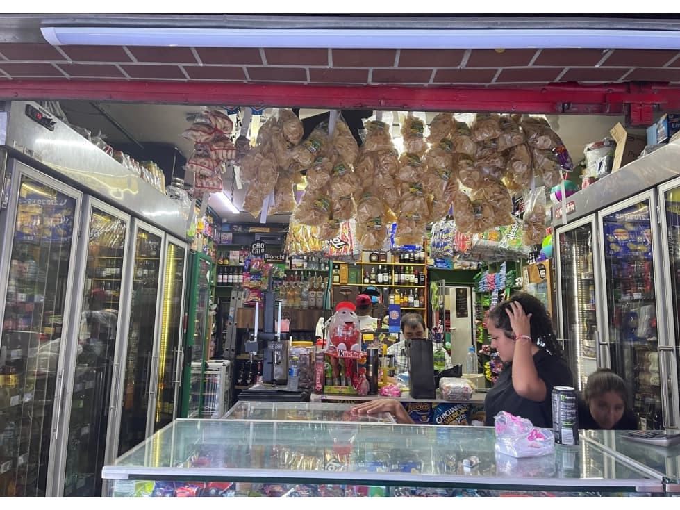 VENTA LOCAL CON BODEGA Y APARTAMENTO CENTRO DE ENVIGADO - 1