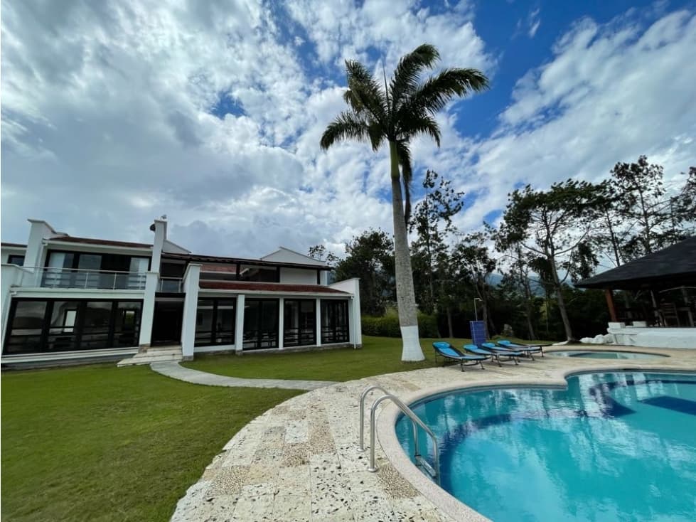 SE VENDE HERMOSA FINCA EN EL LAGO CALIMA CV - 1