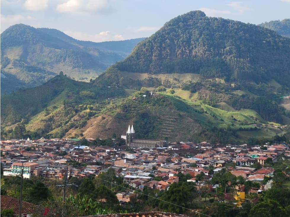 JARDIN EXCELENTE FINCA CON PRECIO DE OPORTUNIDAD CERCA AL PUEBLO - 1